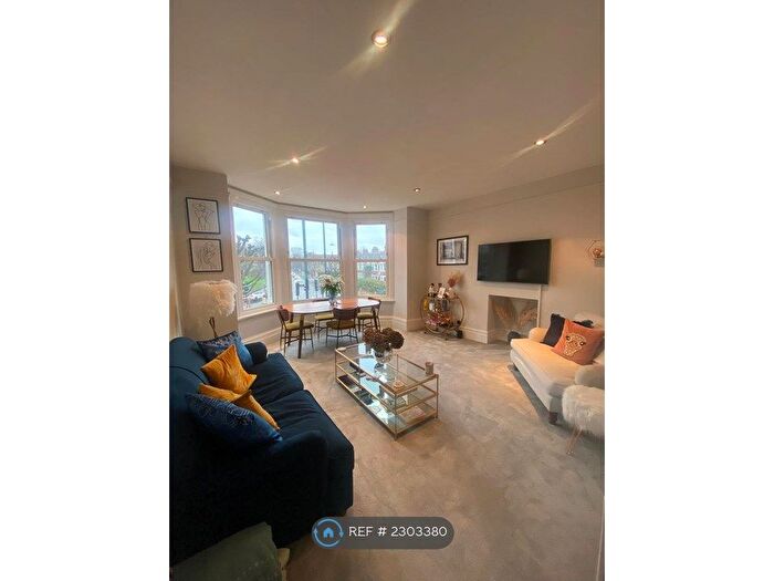 2 Bedroom Flat To Rent In Cavendish Road, London, SW12