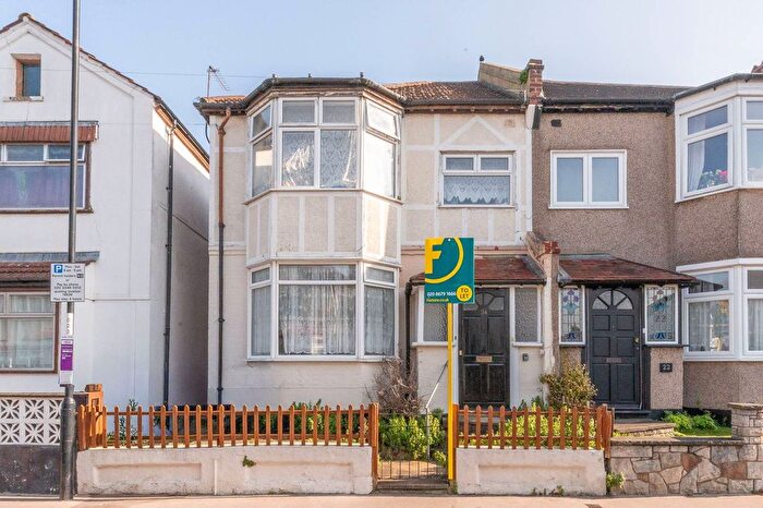 3 Bedroom Flat To Rent In Bishops Park Road, Norbury, London, SW16