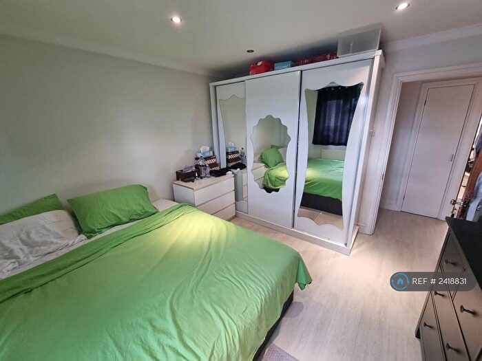 2 Bedroom Flat To Rent In Plummer Court, London, SE13