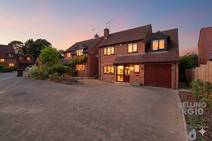4 Bedroom Detached House For Sale In The Hawthorns, Charvil, Reading, Berkshire, RG10