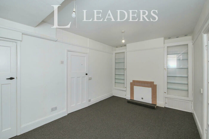 3 Bedroom Semi-Detached House To Rent In Knipe Avenue, PE11