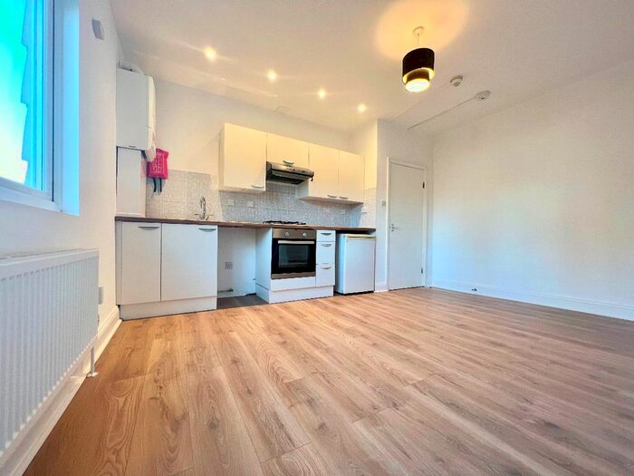 2 Bedroom Flat To Rent In Flat, St. Mary's Road, London, SE25