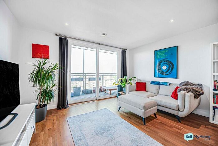 2 Bedroom Flat To Rent In Carriage Way, London, SE8