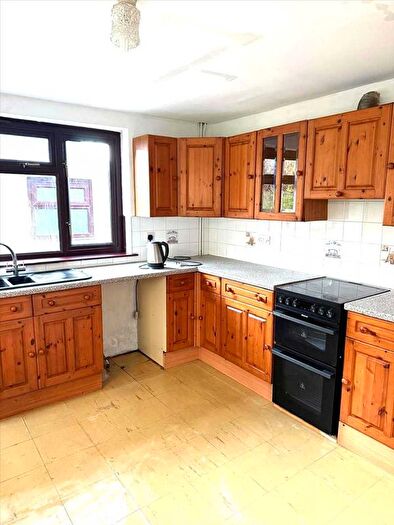 3 Bedroom Semi-Detached House To Rent In Heol Y Banc, Bancffosfelen, Llanelli, SA15