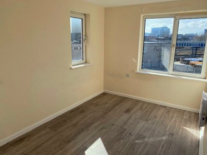 1 Bedroom Flat To Rent In Canal Walk, Portsmouth, Hampshire, PO1
