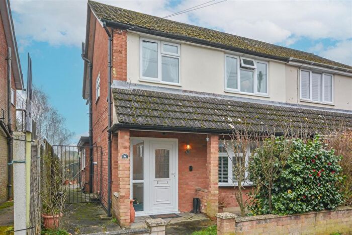 3 Bedroom Semi-Detached House For Sale In Meadows Close, Ingrave, Brentwood, CM13