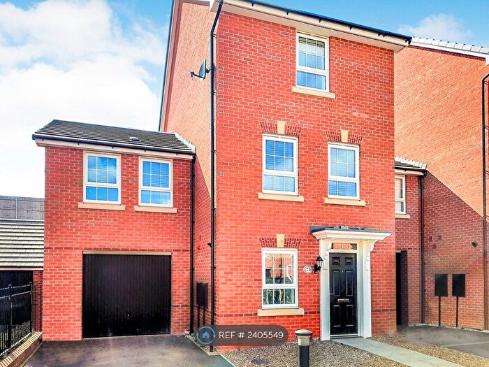 4 Bedroom Semi-Detached House To Rent In Penrhyn Way, Grantham, NG31