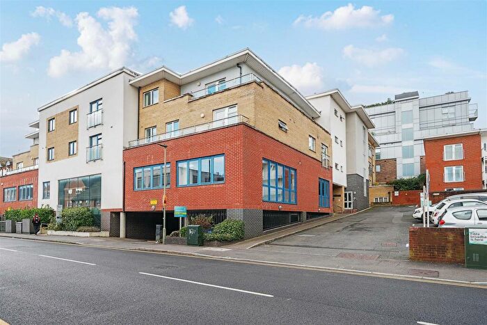 1 Bedroom Flat To Rent In Walnut Tree Close, Guildford, GU1