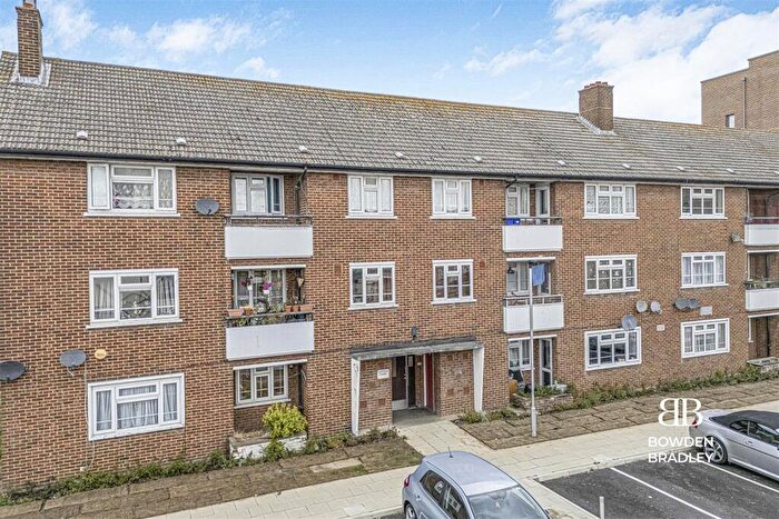 2 Bedroom Flat For Sale In Suffolk Road, Newbury Park, IG3