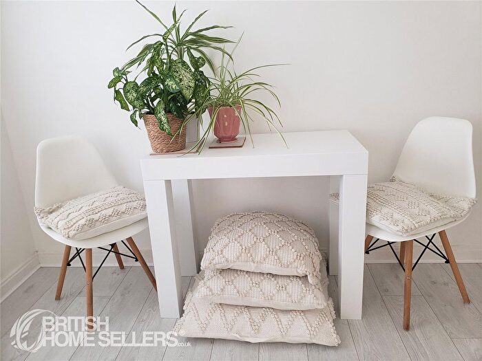 2 Bedroom Flat For Sale In Grand Avenue, Hove, East Sussex, BN3