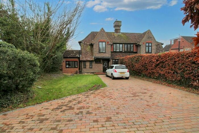 4 Bedroom Semi-Detached House To Rent In Gander Hill, Haywards Heath, RH16