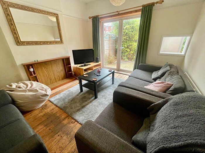 3 Bedroom House To Rent In Three Double Bedroom Student House, Winton, BH9