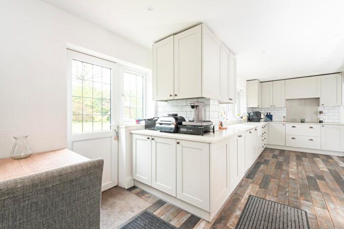 4 Bedroom Detached House For Sale In Manor Farm Close, Stone, Aylesbury, Buckinghamshire, HP17