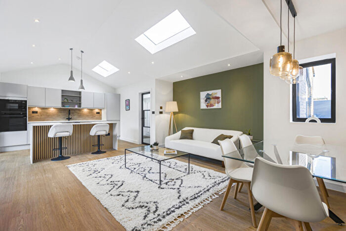 3 Bedroom Bungalow To Rent In Theobalds Road, Cuffley, EN6