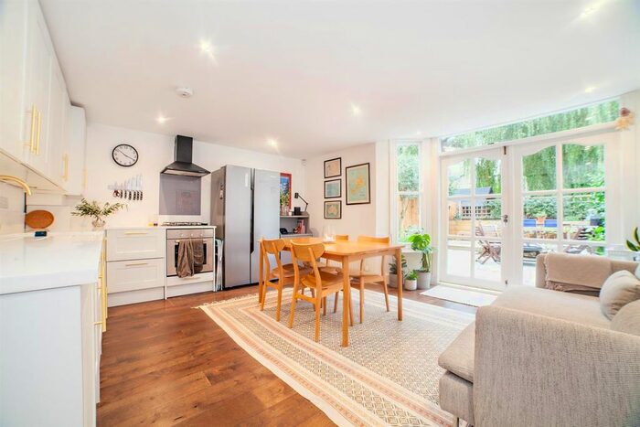 2 Bedroom Flat To Rent In Holmewood Gardens, London, SW2