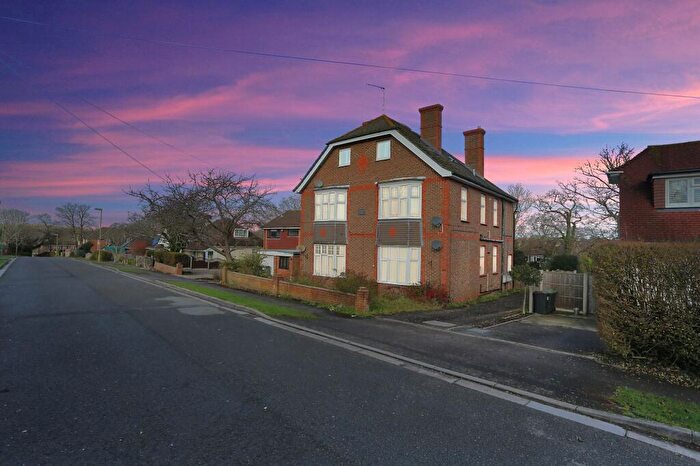 2 Bedroom Flat For Sale In Summerhill Road, Waterlooville, PO8