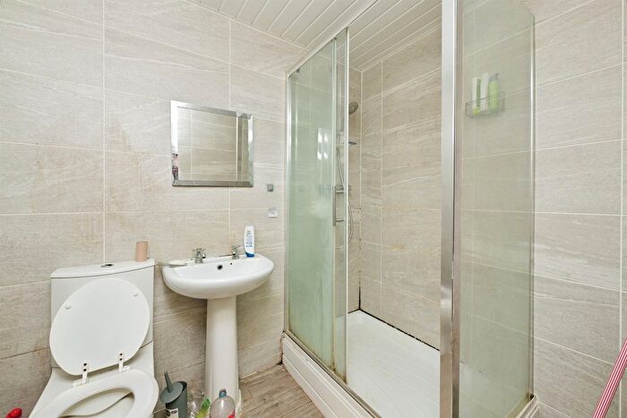 6 Bedroom Semi-Detached House For Sale In Reynard Way, Northampton, NN2