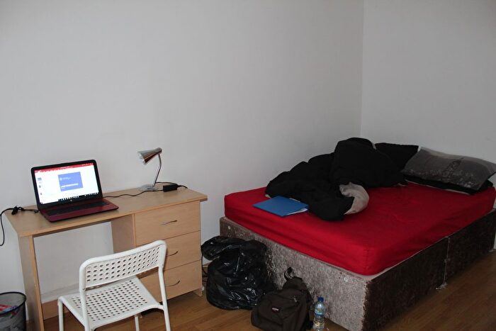 4 Bedroom Semi-Detached House To Rent In Leicester Grove, Leeds, LS7