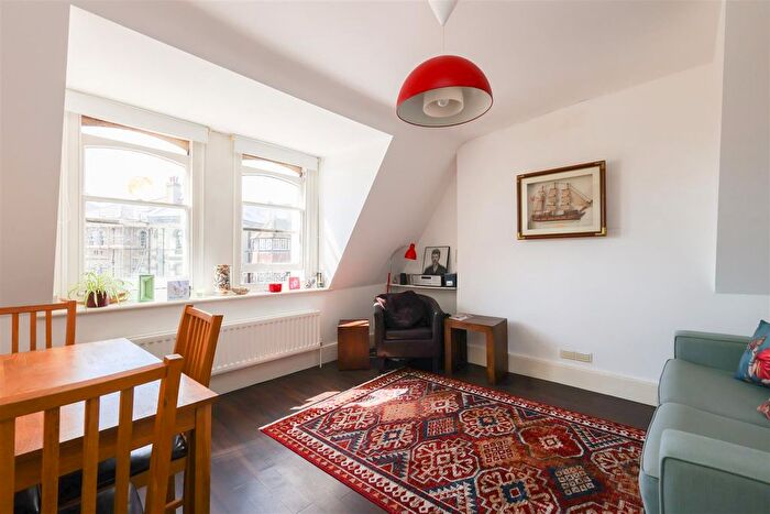 1 Bedroom Flat For Sale In Cornwallis Gardens, Hastings, TN34