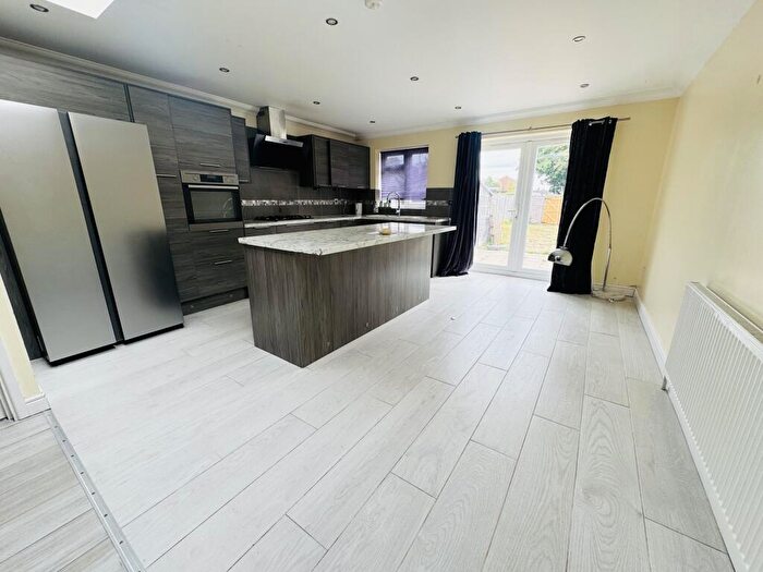 3 Bedroom Semi Detached House To Rent In Beverley Road, Luton, LU4