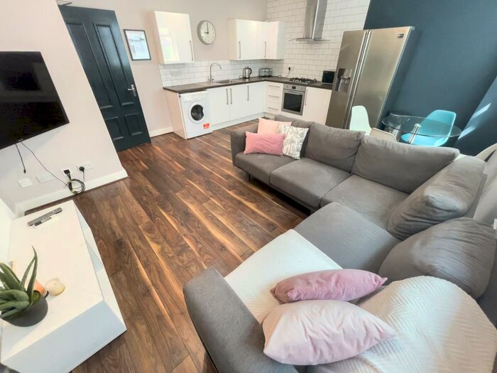 4 Bedroom Flat To Rent In Kempston Street, L3