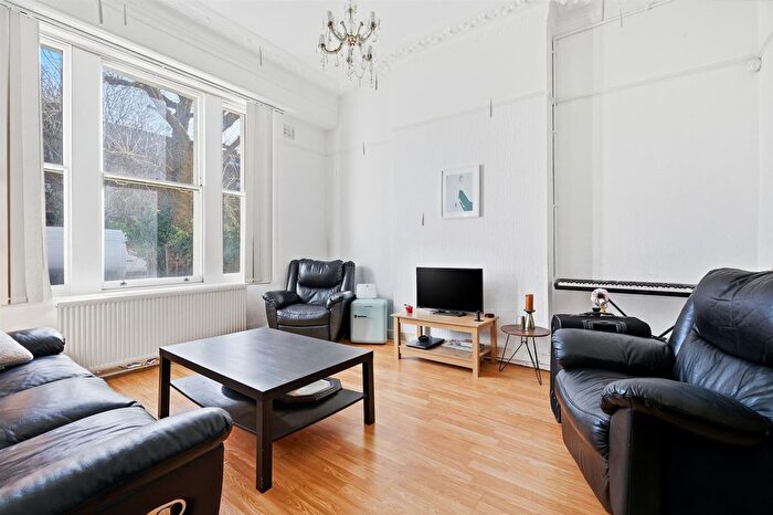 3 Bedroom Flat To Rent In Caledonian Road, N7