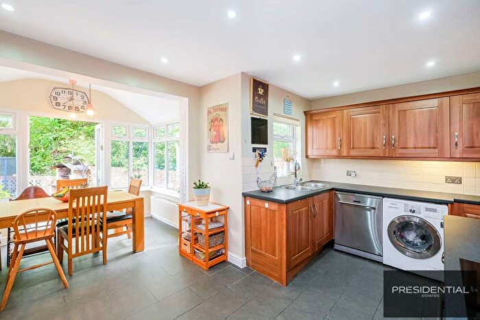 3 Bedroom End Of Terrace House For Sale In Hale End Road, Highams Park, E4