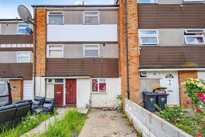 4 Bedroom Town House For Sale In Thrales Close, Luton, LU3