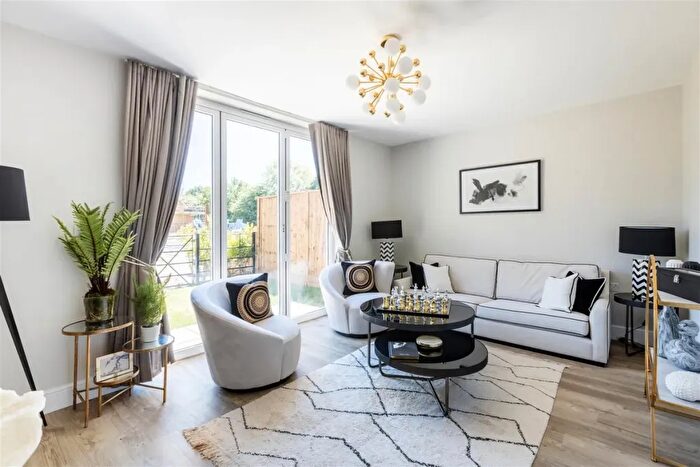 3 Bedroom End Of Terrace House For Sale In Oakley Gardens, Merstham, RH1