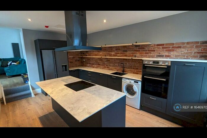 3 Bedroom Terraced House To Rent In Oakwood Avenue, Leeds, LS8