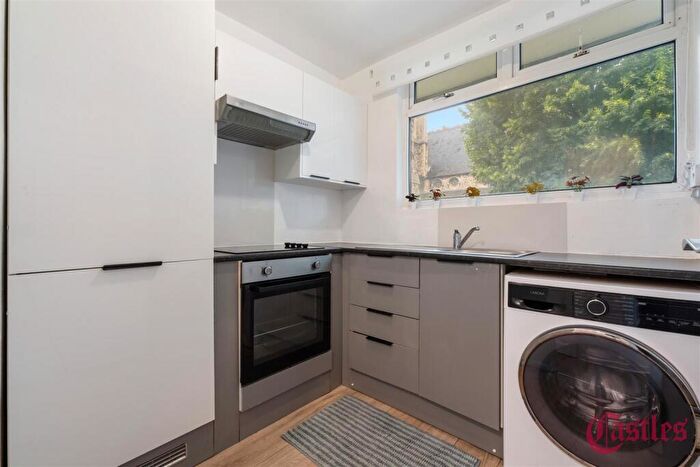 3 Bedroom Flat For Sale In Butfield House, Stevens Avenue, London, E9 - Photo 3