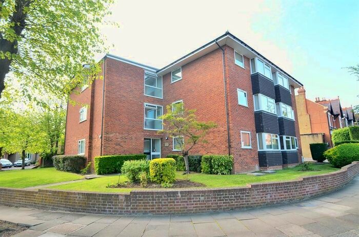 1 Bedroom Flat To Rent In Balmoral Court, Kings Avenue, Ealing, W5