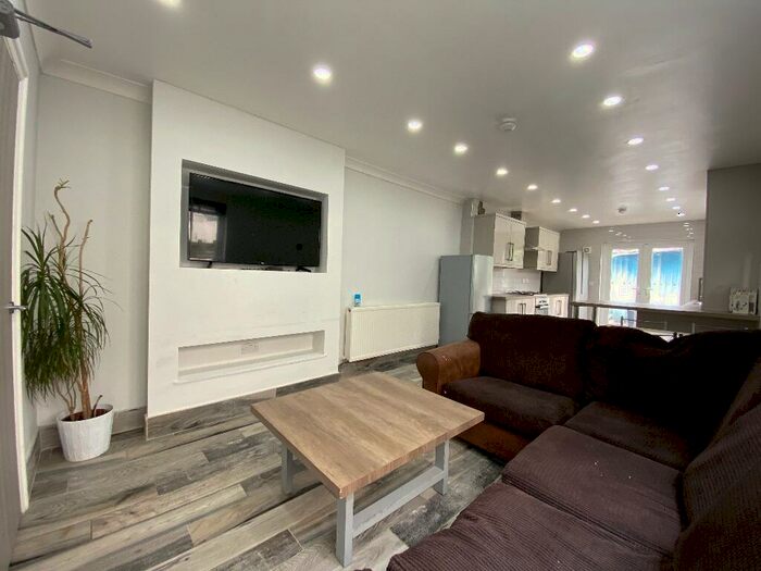 6 Bedroom Terraced House To Rent In Mackintosh Place, Cardiff(City), CF24