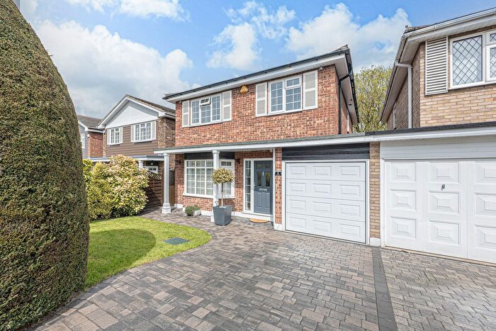 4 Bedroom Link Detached House For Sale In Kent Way, Rayleigh, SS6