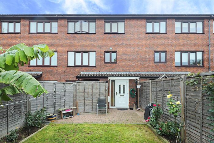 2 Bedroom Maisonette For Sale In Marshall Drive, Hayes, UB4