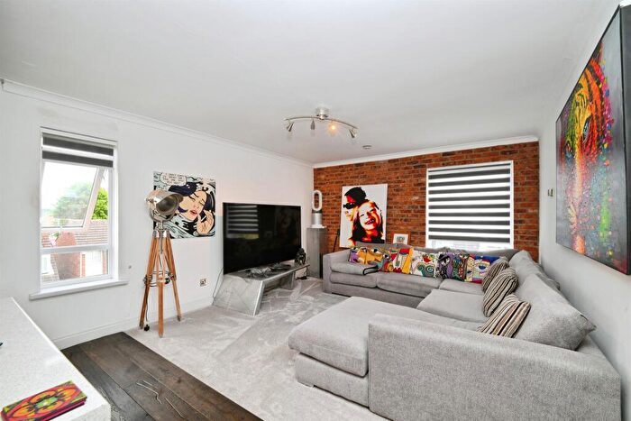 2 Bedroom Flat For Sale In Buryholme, Broxbourne, EN10