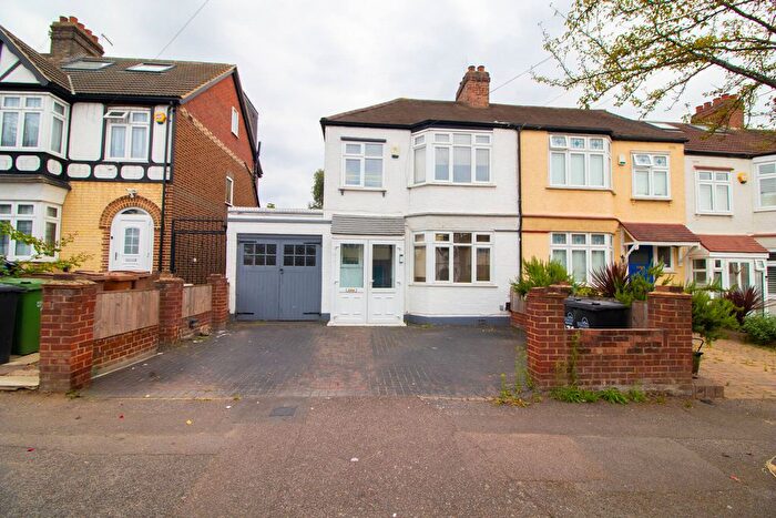 4 Bedroom End Of Terrace House To Rent In Hampton Road, Chingford, E4