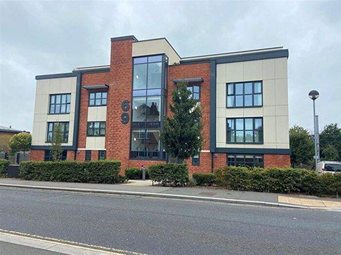 2 Bedroom Flat To Rent In Great North Road, Hatfield, AL9