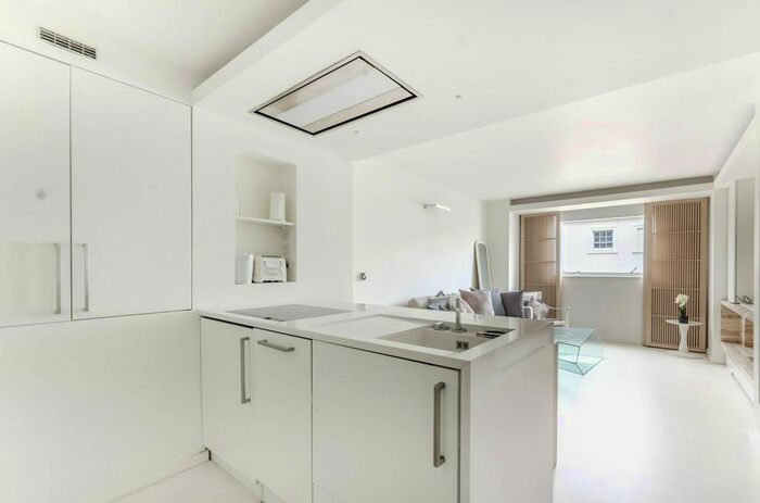 2 Bedroom Flat To Rent In George Street, Marylebone, London, W1U