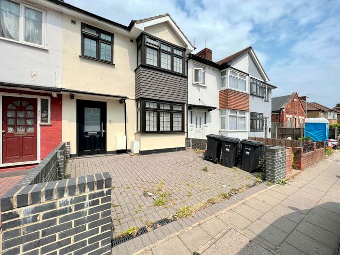 1 Bedroom Studio To Rent In New North Road, Ilford, IG6