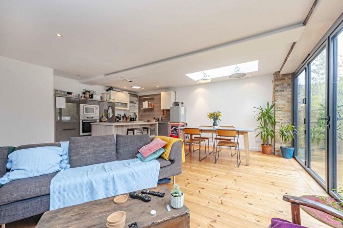 3 Bedroom Flat To Rent In Pinfold Road, Streatham, SW16