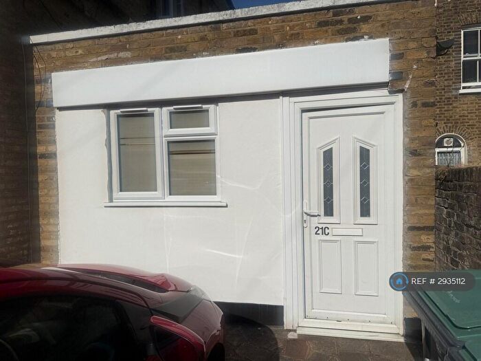 Studio To Rent In Bedford Road, London, N15