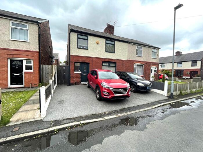 4 Bedroom Semi Detached House For Sale In Richmond Avenue, Oldham, OL9