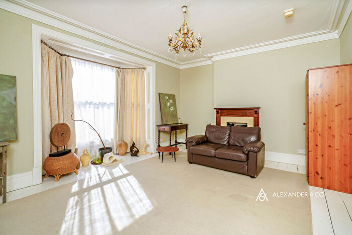 2 Bedroom Flat To Rent In Market Square, Bicester, Oxfordshire, OX26