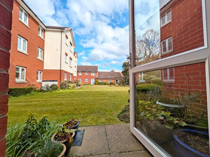 1 Bedroom Flat For Sale In Aragon Court, Hadleigh, Essex, SS7