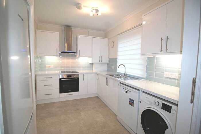 3 Bedroom Flat To Rent In Putney Hill, London, SW15
