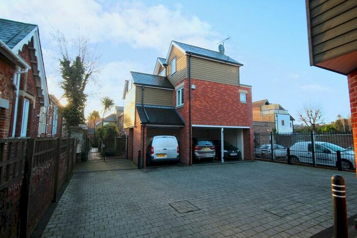 2 Bedroom Maisonette To Rent In Temple Court School Lane, Lymington, Hampshire, SO41