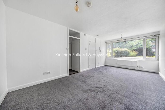 Flat To Rent In Fair Acres, Bromley, Kent, BR2