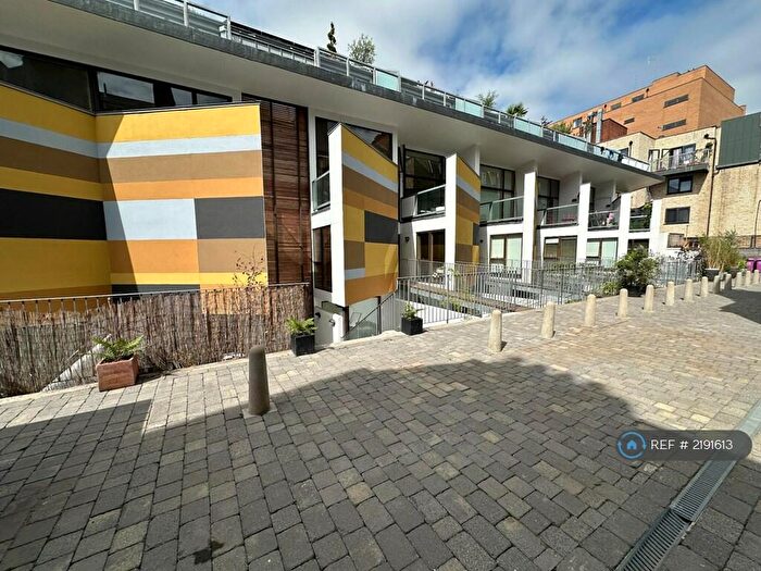 3 Bedroom Penthouse To Rent In Mears Close, London, E1