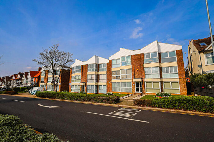2 Bedroom Apartment For Sale In First Avenue, Westcliff-on-sea, SS0